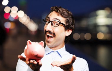 bir kumbara ile genç serin adam