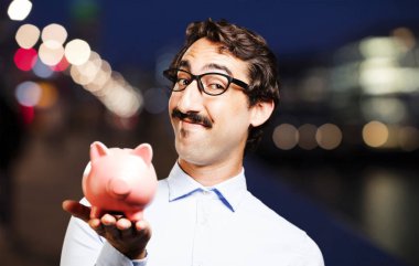 bir kumbara ile genç serin adam