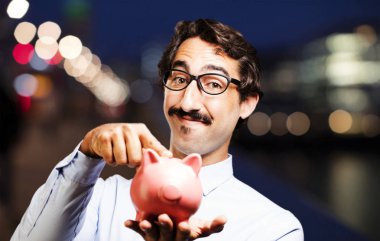 bir kumbara ile genç serin adam