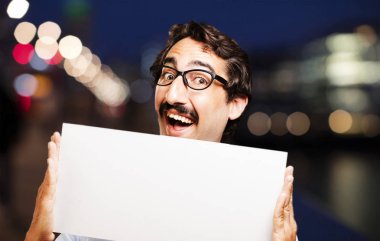 Genç adam bir afiş ile serin