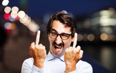 Genç serin adam anlaşmazlık