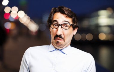 Genç serin adam korkmuş