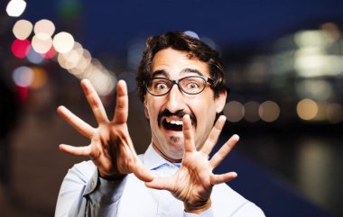 Genç serin adam korkmuş