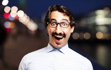 Genç serin adam şaşırmış