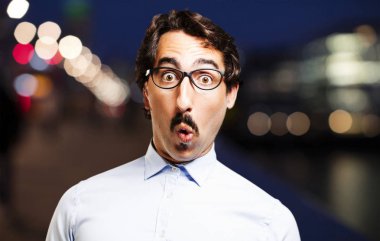 Genç serin adam şaşırmış