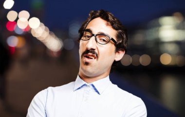 Genç serin adam anlaşmazlık