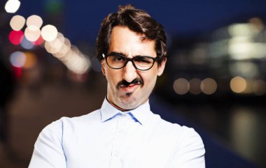 Genç serin adam anlaşmazlık