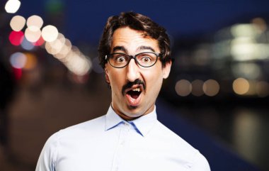 Genç serin adam şaşırmış