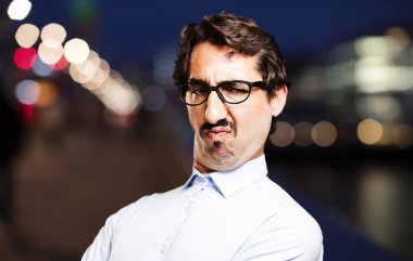 Genç serin adam anlaşmazlık