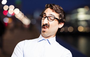 Genç serin adam anlaşmazlık