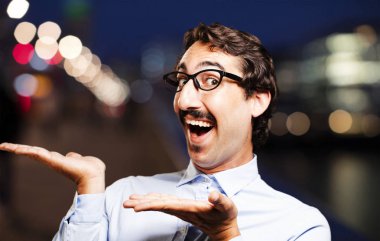 cool delikanlı bir şeyler gösteriyor