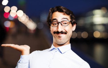 cool delikanlı bir şeyler gösteriyor