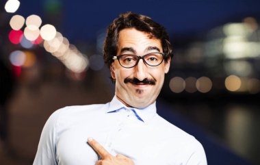 cool delikanlı bir şeyler gösteriyor