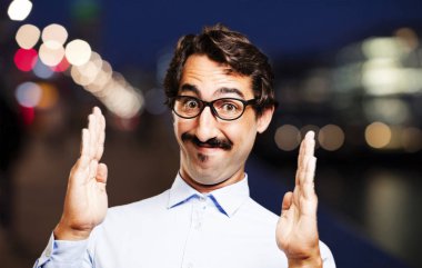 cool delikanlı bir şeyler gösteriyor