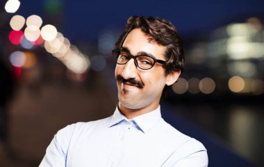 gülümseyen genç serin adam