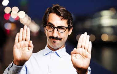 Dur işareti ile genç serin adam