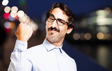 Genç serin adam muzaffer 