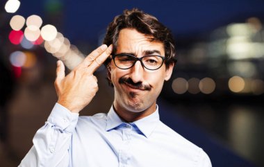 Genç serin adam intihar işareti ile