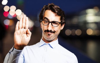 Dur işareti ile genç serin adam