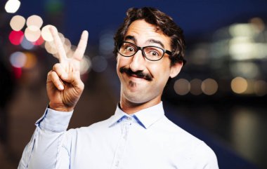 zafer işareti ile genç serin adam 