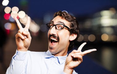 zafer işareti ile genç serin adam 