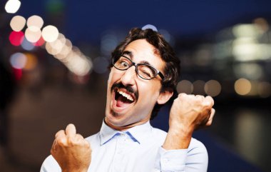 zafer işareti ile genç serin adam 