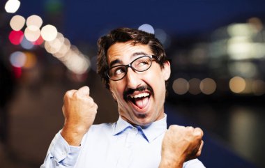 zafer işareti ile genç serin adam 