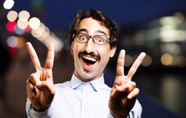 zafer işareti ile genç serin adam 