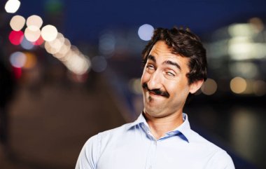 mutluluk ifadesi ile serin adam