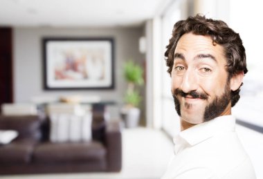 profilde genç serin adam