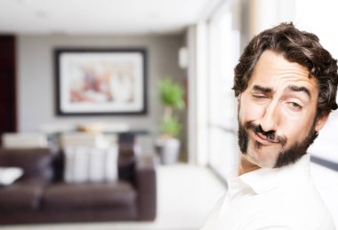 profilde genç serin adam