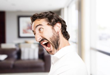 profilde genç serin adam