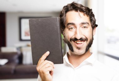 bir kitapla genç serin adam