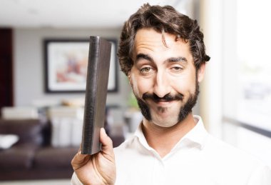 bir kitapla genç serin adam