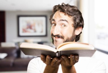 bir kitapla genç serin adam