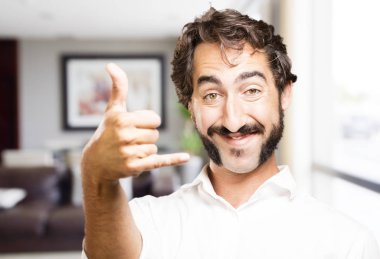 çağrı işareti ile genç serin adam