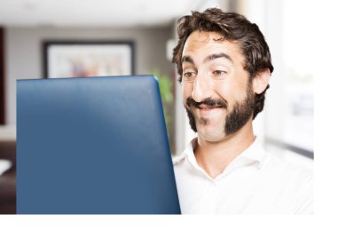 bir dizüstü bilgisayar ile genç serin adam