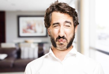 Genç serin adam ağlıyor