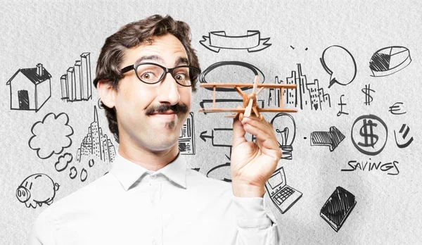 ahşap bir uçakla genç serin adam