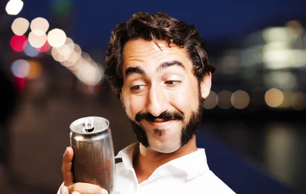 Giovane uomo fresco con una birra — Foto Stock