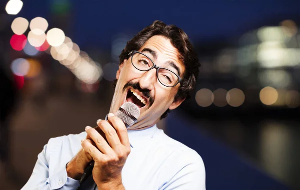 Joven fresco hombre con un micrófono — Foto de Stock