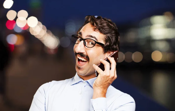 Leuke jongeman met een mobiele telefoon — Stockfoto