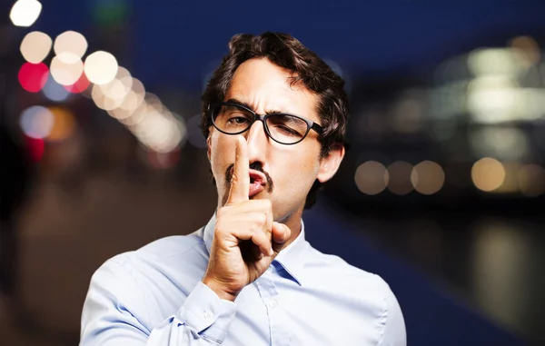 Giovane uomo fresco con gesto di silenzio — Foto Stock