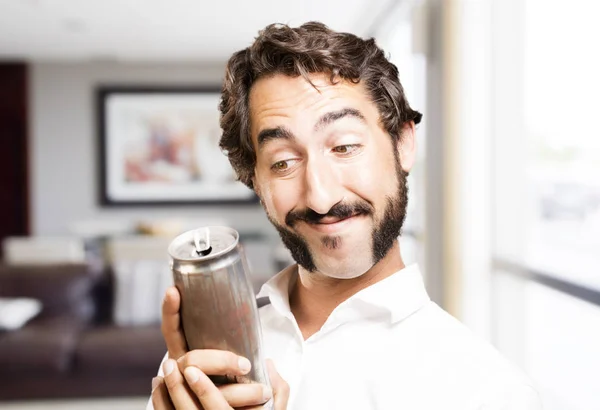 Giovane uomo fresco con una birra — Foto Stock