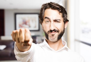 yumruk ile genç serin adam