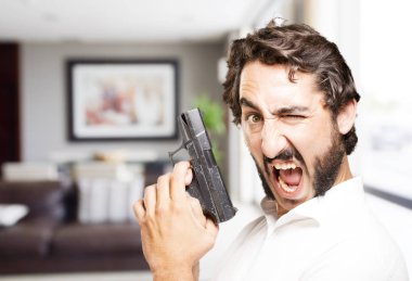 Genç serin adam silahla