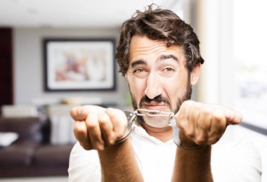 kelepçe ile genç serin adam