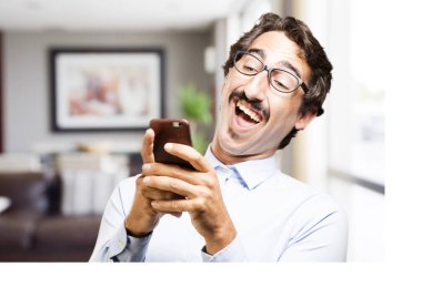 bir cep telefonu ile genç serin adam