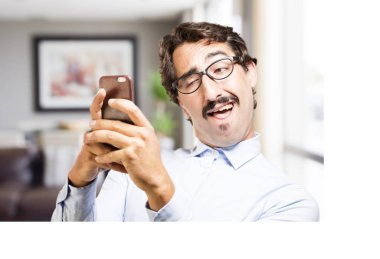 bir cep telefonu ile genç serin adam