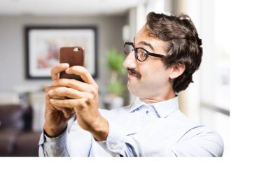 bir cep telefonu ile genç serin adam